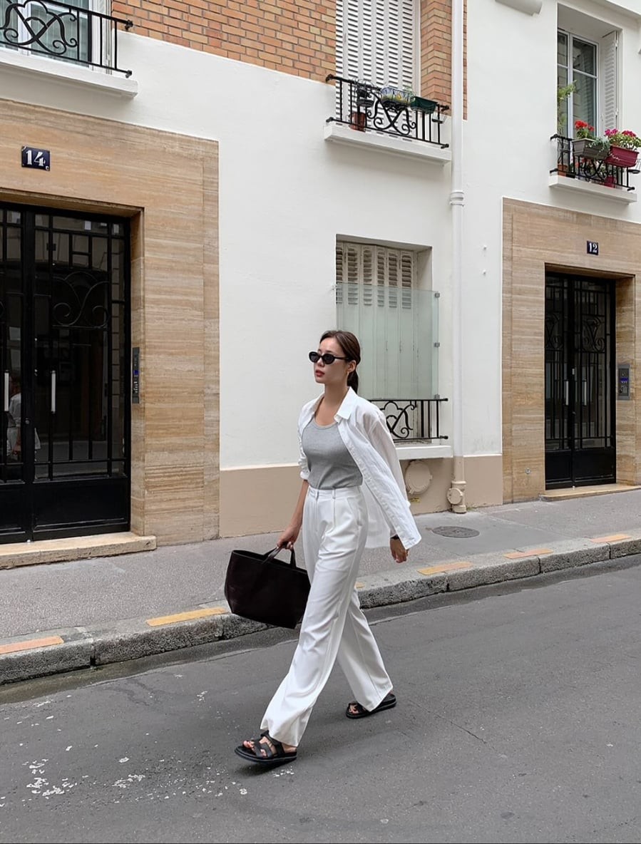 Phom dáng vừa vặn tạo hình ảnh chuyên nghiệp, trong khi dáng rộng mang lại cảm giác hiện đại và phóng khoáng hơn.