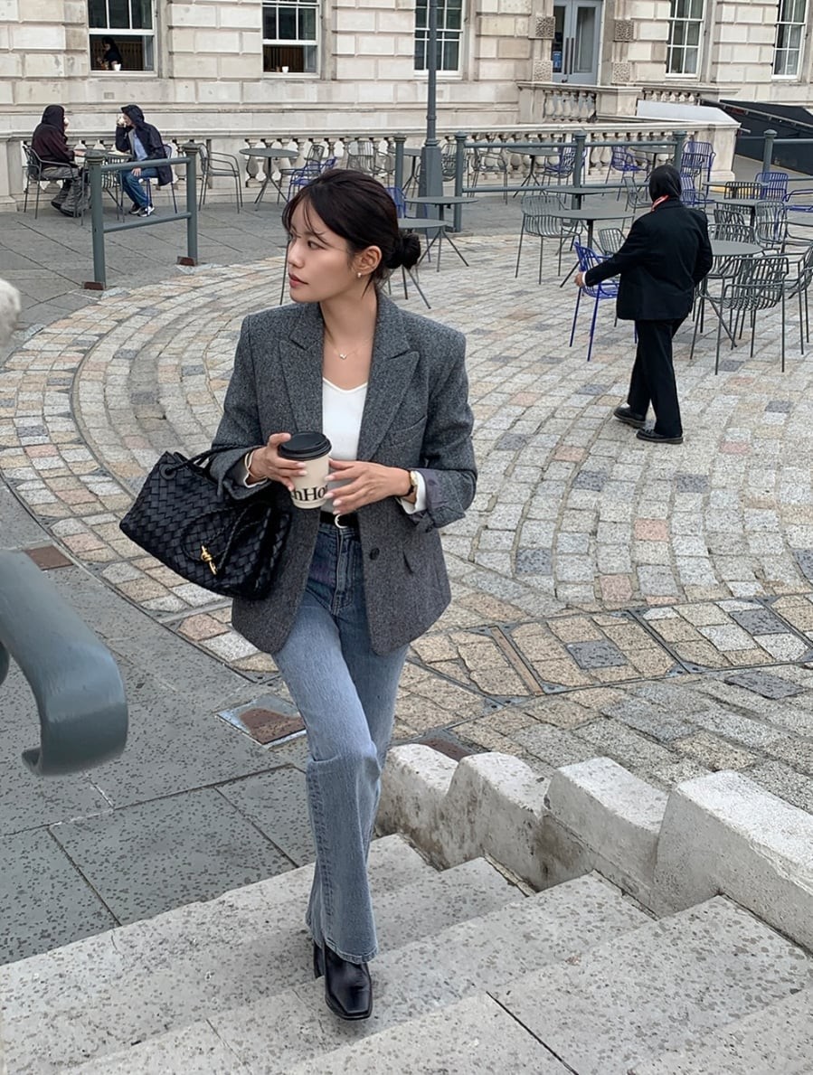 Một trong những cách cải thiện tỷ lệ cơ thể rõ rệt nhất chính là sử dụng quần cạp cao và sơ vin áo gọn gàng. 