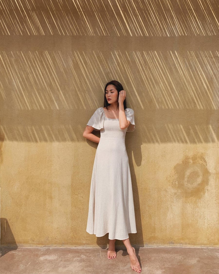 Bên cạnh các món đồ mang tính năng động, váy dài cũng là trang phục thường xuất hiện trong vali du lịch của Tăng Thanh Hà.