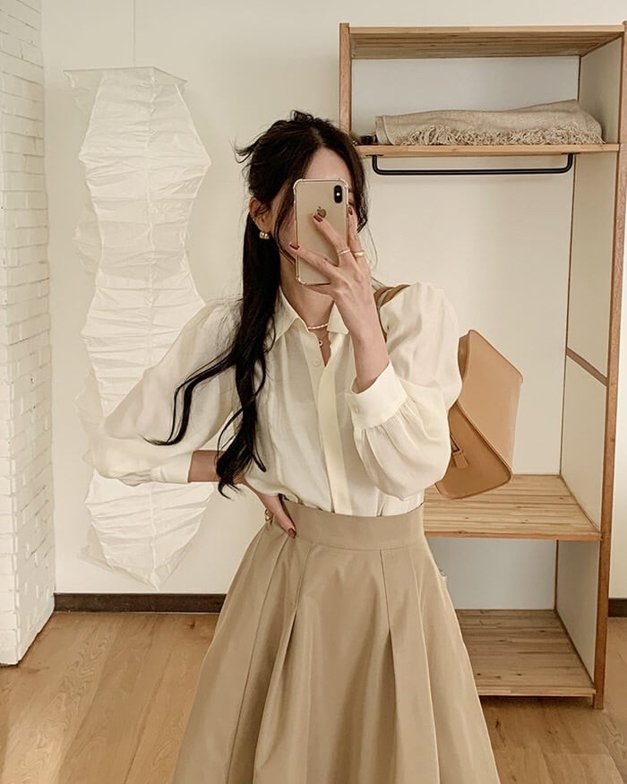  Áo thun vàng nhạt đi cùng chân váy trắng hoặc be tạo hiệu ứng trẻ trung mà không cần quá nhiều chi tiết cầu kỳ.