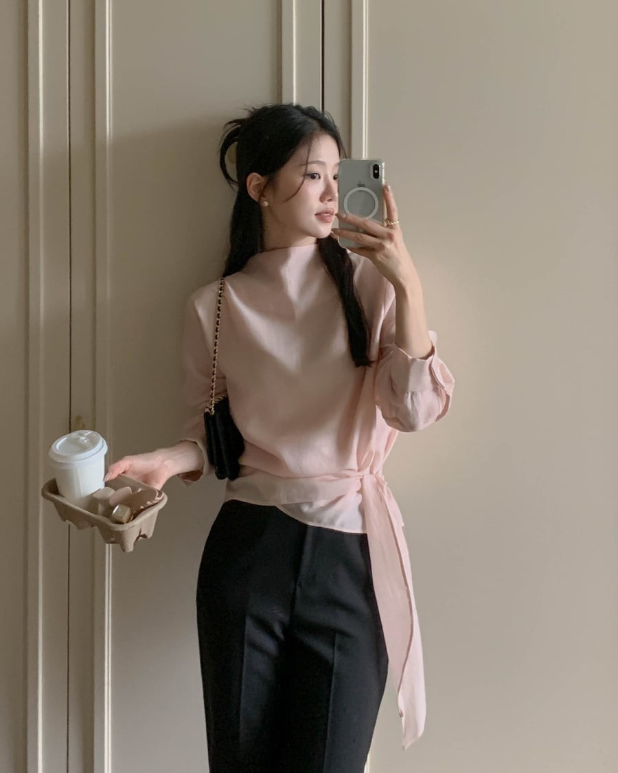 Sơ mi trắng, vàng bơ hoặc xanh nhạt đi cùng quần âu đen, xám hay be tạo nên sự cân bằng giữa tính trang trọng và nét mềm mại. 