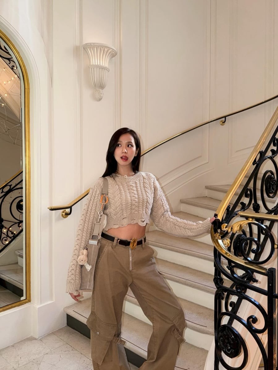 Phần lớn trang phục đều mang tông màu trung tính hoặc pastel nhẹ nhàng, giúp tổng thể trang phục trông thanh lịch và dễ phối đồ.