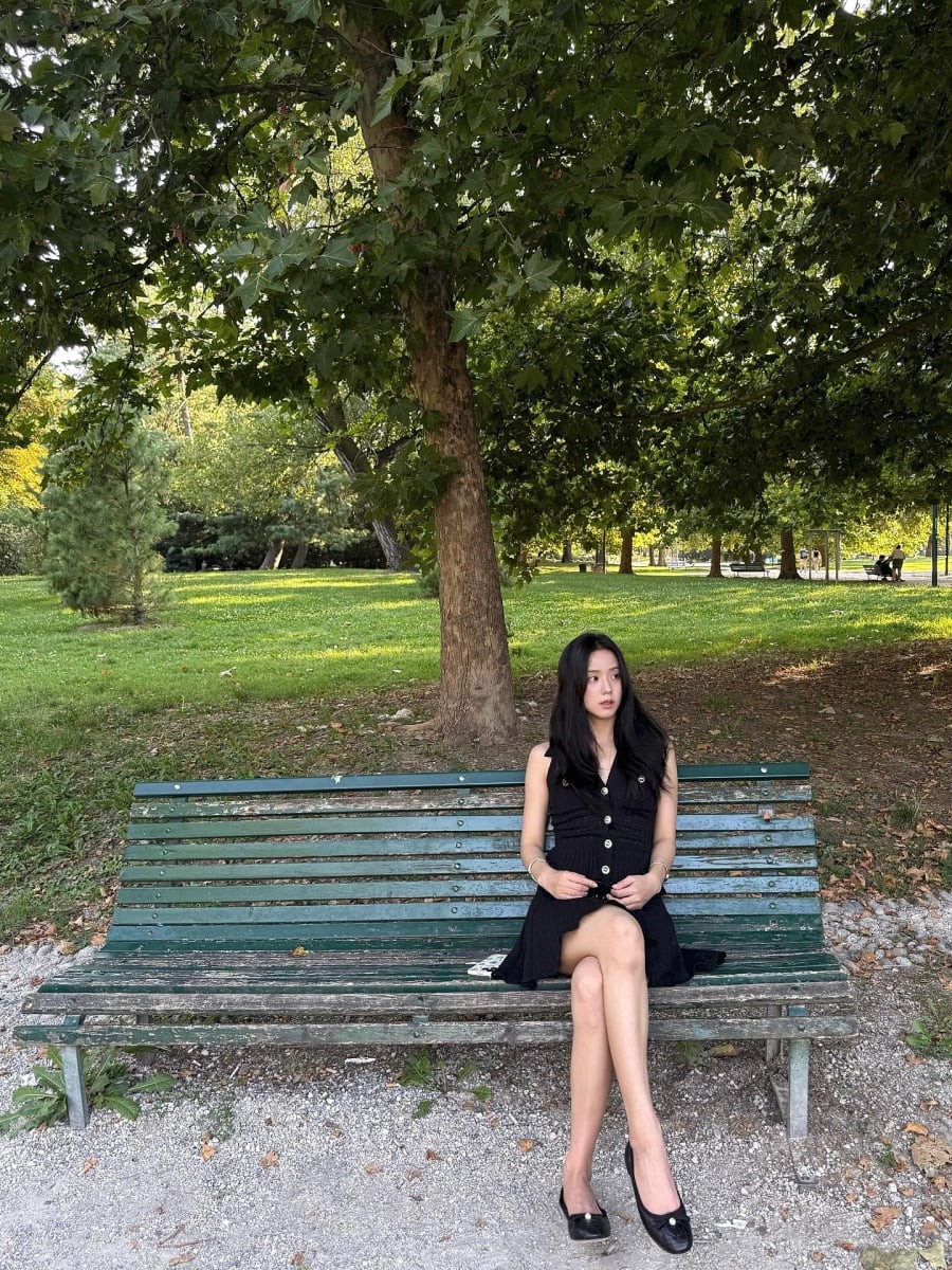  Đây cũng là công thức phối đồ giúp phong cách trông trẻ trung và hiện đại hơn.