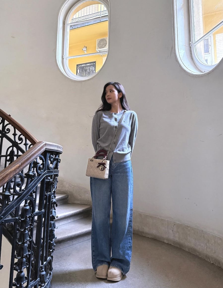 Nhiều bộ đồ của Jisoo chỉ gồm áo thun trắng, quần jeans xanh và giày sneaker, nhưng nhờ cách phối màu hài hòa nên tổng thể vẫn trông rất thời trang.