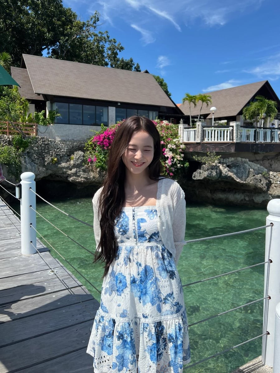 Khi kết hợp cùng giày bệt, giày mule cao gót hoặc sneaker trắng, bộ trang phục trở nên hài hòa và hiện đại.