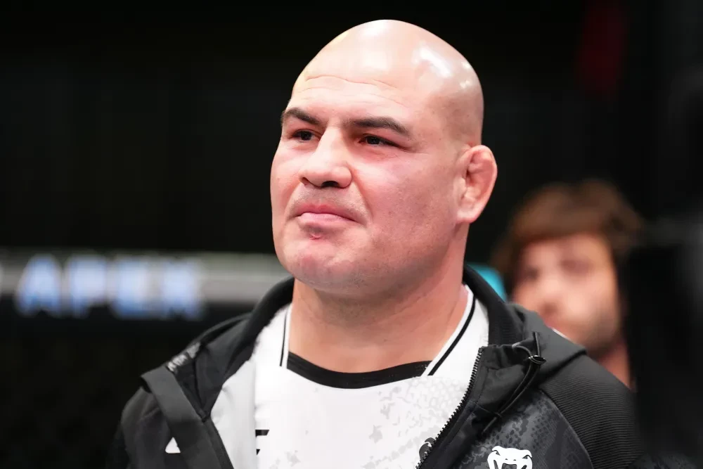 Cain Velasquez trong vai trò HLV góc đài cho Gabriel Benitez