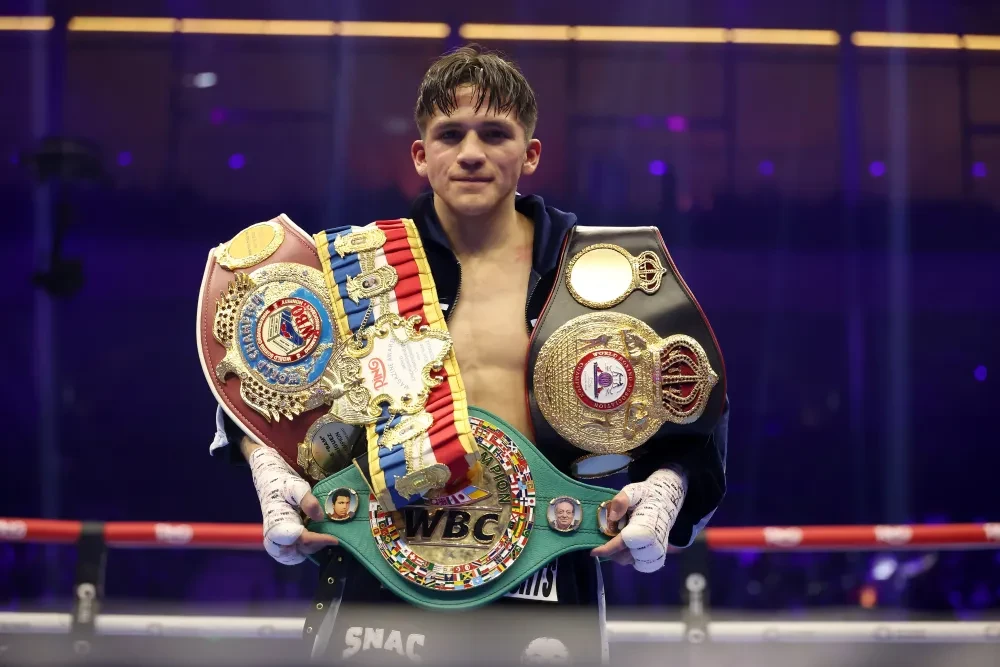 Jesse Rodriguez ăn mừng với các đai vô địch sau khi giành chiến thắng.