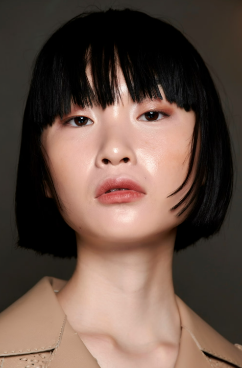  Tổng thể mái tóc tạo cảm giác nhẹ nhàng, thanh lịch và rất tự nhiên, phù hợp với nhịp sống bận rộn của nhiều phụ nữ hiện đại.