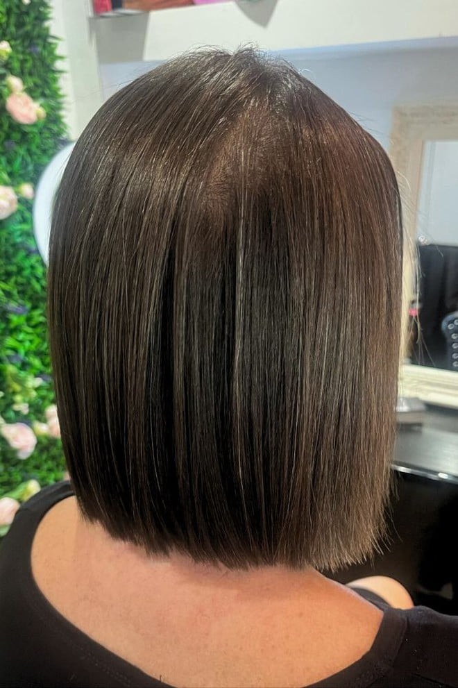 Thiết kế này đặc biệt phù hợp với phụ nữ công sở yêu thích phong cách tinh tế và chuyên nghiệp.