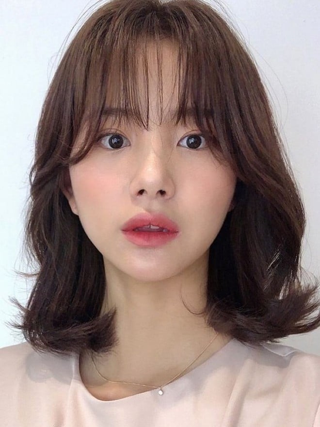 Phần mái mỏng và nhẹ giúp gương mặt trông thanh thoát hơn mà không tạo cảm giác nặng nề.