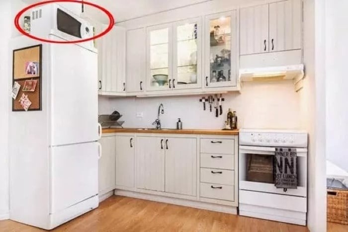 Lò vi sóng không nên để trên tủ lạnh. (Ảnh minh họa)