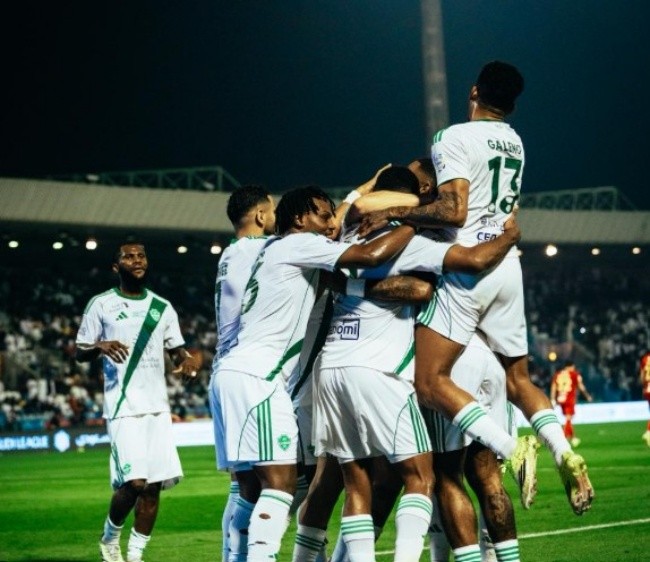 Al Ahli dẫn 2-0 ở hiệp 1.