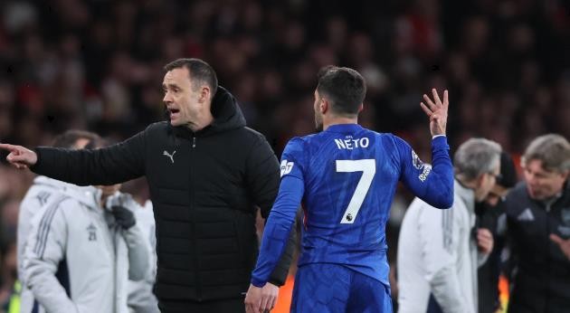 Neto phải nghỉ thi đấu ở trận gặp Newcastle.