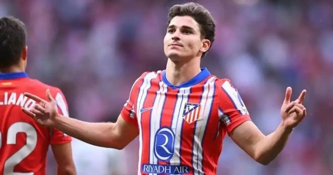 PSG đối đầu Chelsea và Arsenal giành chữ ký Alvarez.