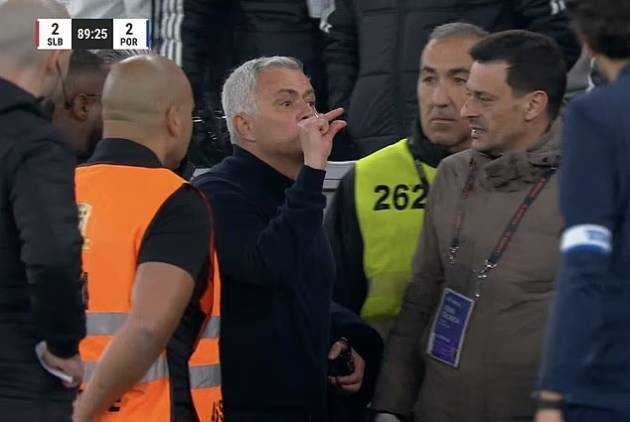 Mourinho bị cấm chỉ đạo 2 trận sau trận hòa hỗn loạn với đội bóng cũ Porto.