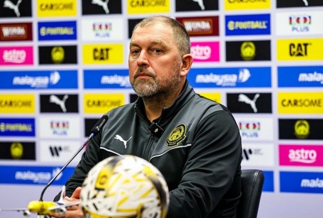 HLV Peter Cklamovski tự tin trước thềm trận đại chiến Việt Nam.