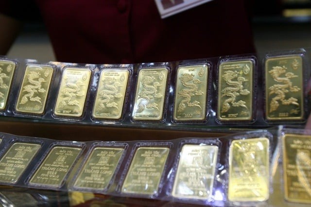 Tương tự, vàng nhẫn 4 số 9 cũng mất thêm 2,2 triệu đồng/lượng, hiện được mua vào 179,3 triệu đồng và bán ra 182,3 triệu đồng.