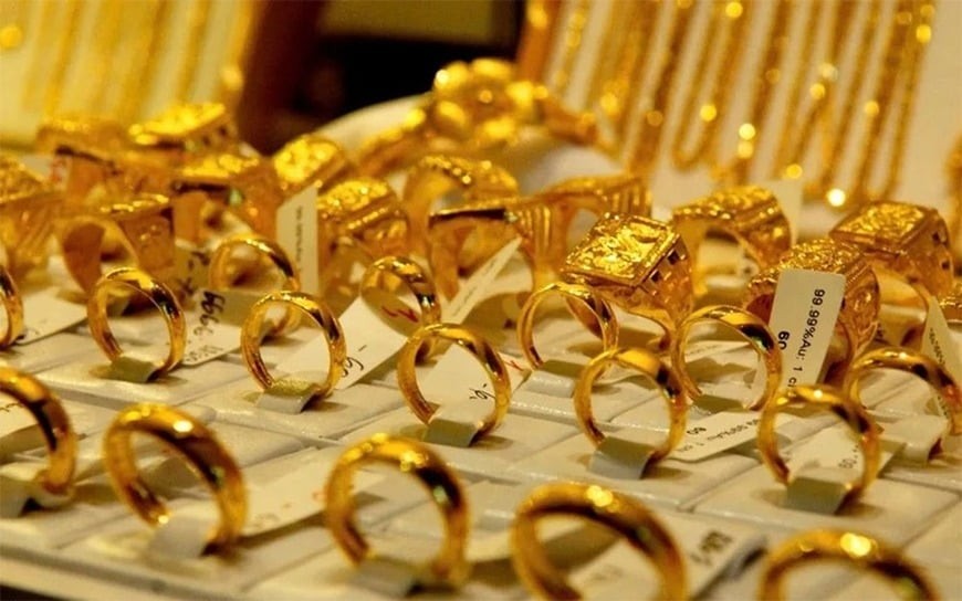 Theo báo cáo mới nhất của Ngân hàng Commerzbank, triển vọng chính sách tiền tệ thắt chặt hơn đang là yếu tố chính gây sức ép lên giá vàng.