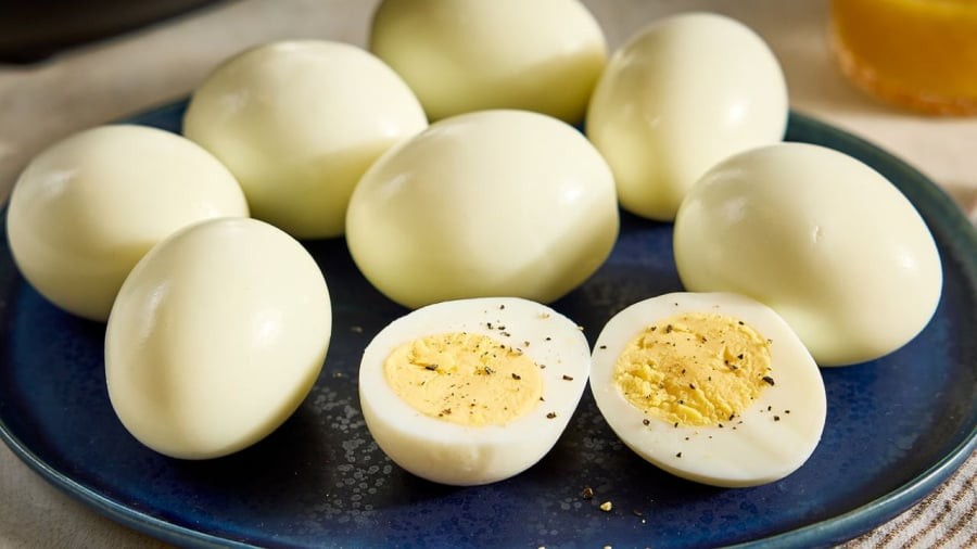 Người bị xơ gan, bệnh thận nên hạn chế ăn trứng.