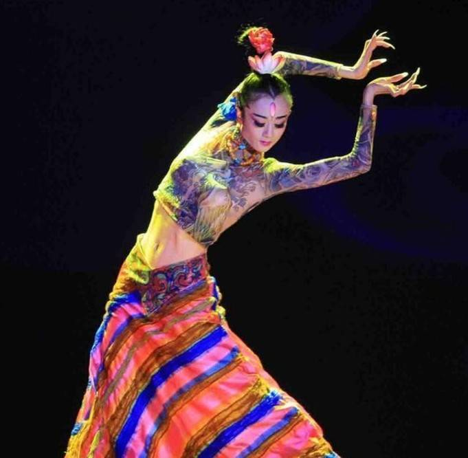 Làn da mịn màng cùng những bước đi nhẹ nhàng khiến nhiều khán giả khó tin rằng bà đã bước sang tuổi U70.