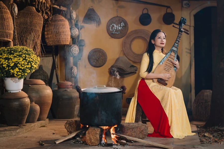 Một người phụ nữ khi đã yêu thì hết lòng vun đắp cho mối quan hệ. Dù cuộc sống có lúc khó khăn hay thử thách, họ vẫn lựa chọn đồng hành và cùng nhau vượt qua.

