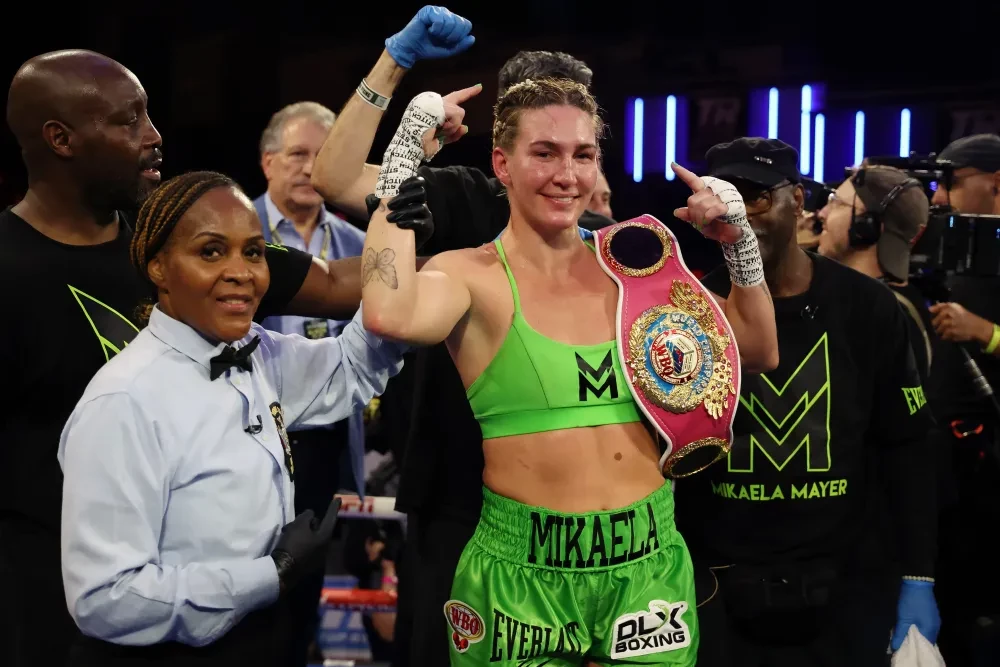 Mikaela Mayer cùng đai vô địch WBO hạng bán trung
