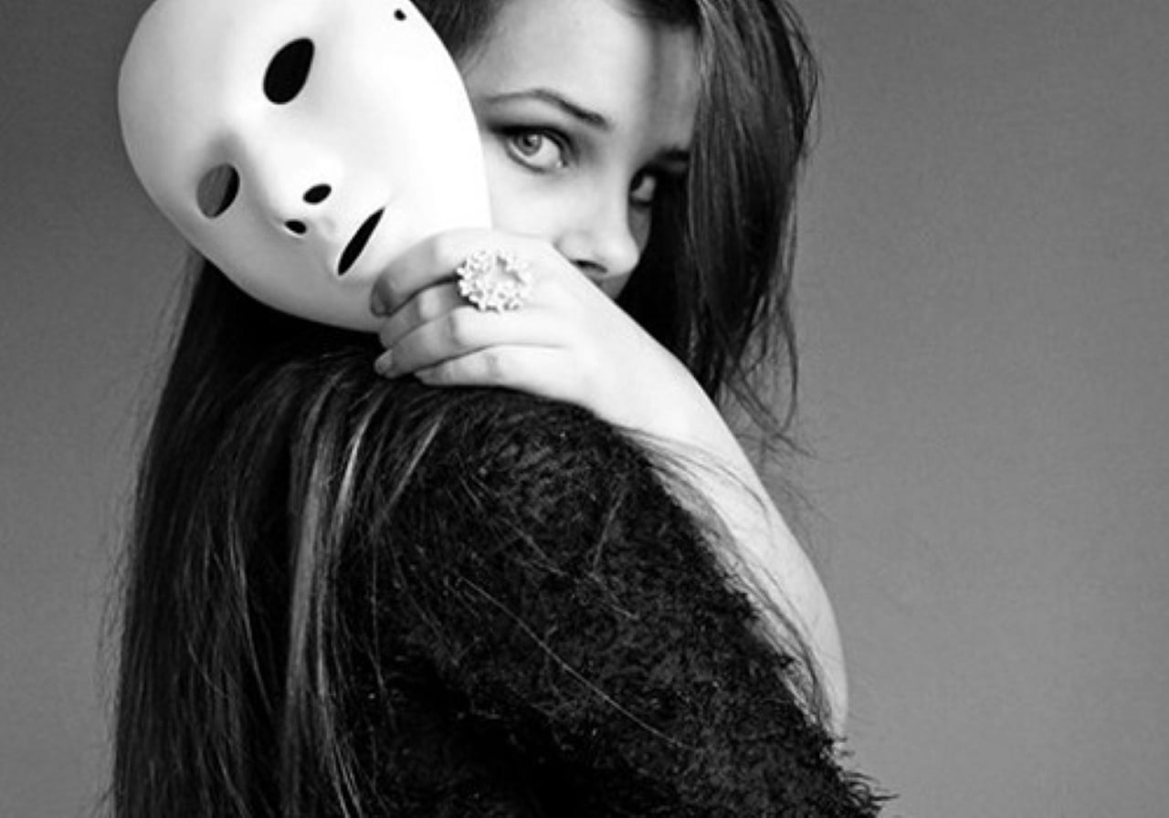 Trong cuộc sống, con người chúng ta dường như đang đeo những chiếc mặt nạ để đóng các vai và biểu diễn trên sân khấu của cuộc đời. Vì vậy, nhìn người bằng thời gian, từ lòng chân thành, hướng thiện. (Ảnh minh họa)