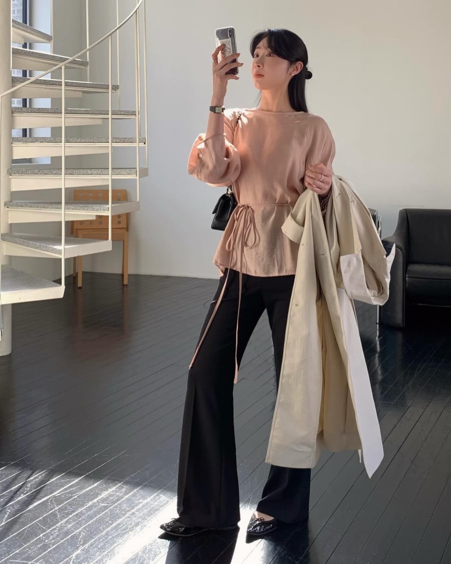 Khi đi cùng quần ống rộng, bộ đôi này mang lại sự cân đối cho vóc dáng, phần áo tạo điểm nhấn trong khi chiếc quần giúp đôi chân trông dài và thon gọn hơn.