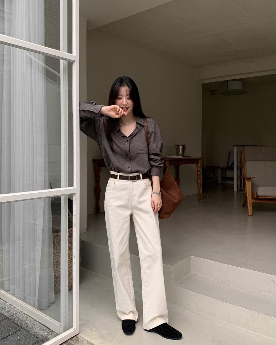 . Gam màu trắng giúp tổng thể trang phục trông sáng sủa và tinh tế hơn.