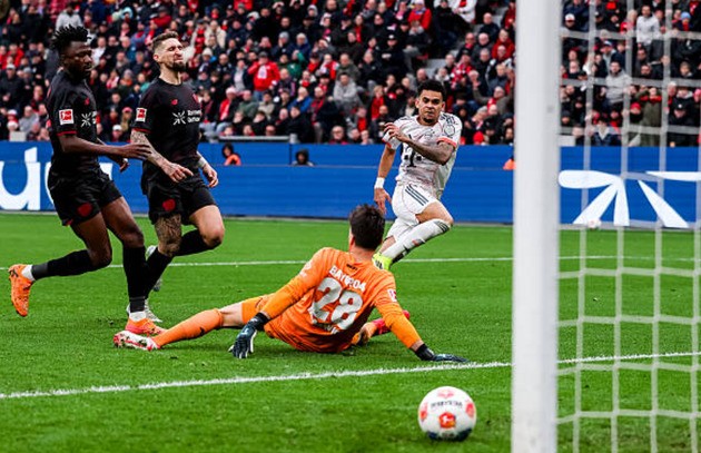 Diaz mang về bàn gỡ cho Bayern.