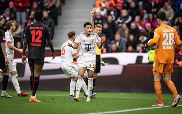 Tấm thẻ đỏ của Diaz ở cuối trận khiến Bayern chỉ còn chơi với 9 người.