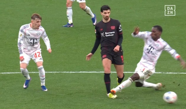 Pha bóng dẫn đến tấm thẻ đỏ của Jackson.