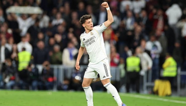 Arda Guler lập siêu phẩm trong ngày Real Madrid đại thắng Elche.