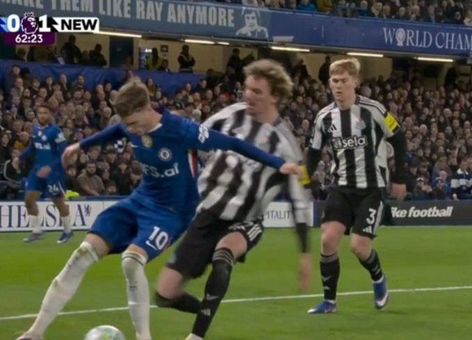 Tình huống va chạm giữa Palmer và Nick Woltemade.