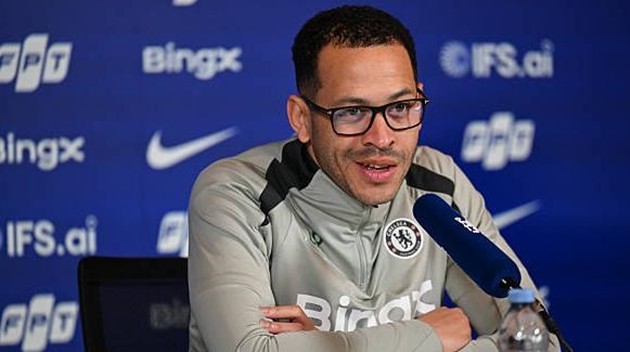 Liam Rosenior không hài lòng với trọng tài sau trận thua Newcastle United.