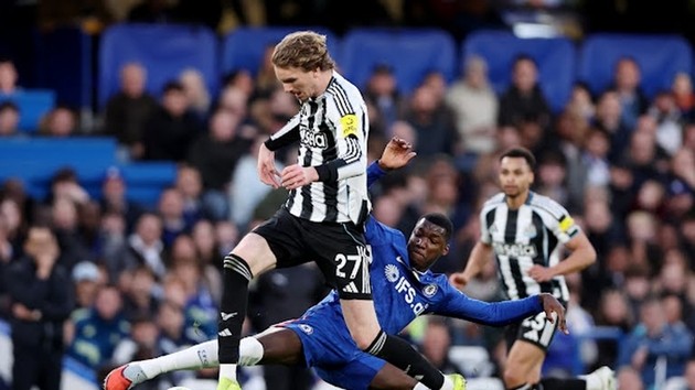 Anthony Gordon kết liễu trận đấu.