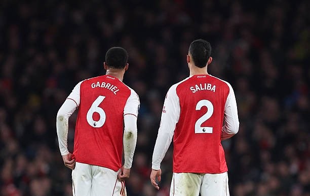 Cặp trung vệ Arsenal đã có ngày thi đấu xuất sắc.