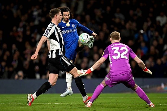 Cựu thủ thành Arsenal có những tình huống xử lý điềm tĩnh.