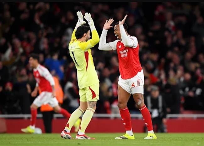 David Raya (7,6): Được khung gỗ cứu thua ở những phút đầu. Có một vài pha cứu thua xuất sắc trong hiệp một, trước khi thể hiện phản xạ tuyệt vời để từ chối bàn thắng của Beto. Anh đã phải nỗ lực rất nhiều để có được trận giữ sạch lưới này.