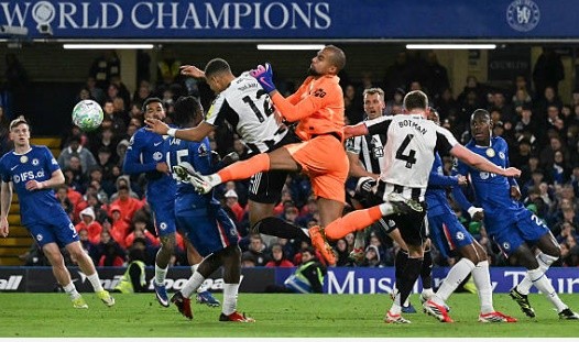 Thủ môn: Robert Sanchez – 7.0 điểm Trở lại đội hình xuất phát sau màn trình diễn không tốt của Jorgensen giữa tuần, Sanchez đã chơi tương đối ổn định. Dù không thể làm gì hơn trong bàn thua duy nhất, thủ thành này đã có ít nhất hai pha cứu thua xuất sắc, đặc biệt là tình huống ngăn chặn cú dứt điểm của Jacob Ramsey và Anthony Gordon, giúp Chelsea duy trì hy vọng có điểm đến tận phút cuối.