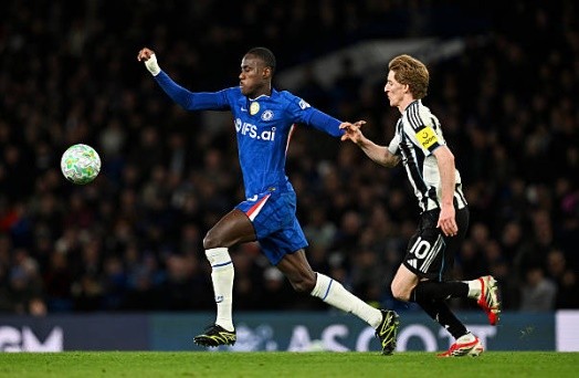 Trung vệ: Trevoh Chalobah – 6.6 điểm Chalobah đã có một ngày thi đấu dưới sức khi trực tiếp mắc lỗi trong bàn thua của đội nhà. Anh bị hút theo bóng và bỏ quên vị trí, tạo khoảng trống mênh mông cho Joe Willock băng xuống kiến tạo. Dù có nỗ lực dứt điểm bằng đầu chệch cột dọc trong hiệp hai, màn trình diễn phòng ngự của anh vẫn là một điểm trừ lớn.