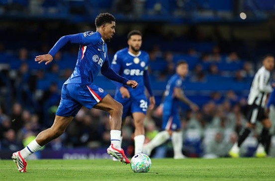 Trung vệ: Wesley Fofana – 6.8 điểm Dù nhận điểm số khá cao nhờ các chỉ số tranh chấp, Fofana lại để lại sự lo lắng với lối chơi thiếu kỷ luật. Anh phải nhận một thẻ vàng sau pha phạm lỗi với Gordon và nhiều lần rơi vào tình trạng báo động. Ở tình huống thủng lưới, trung vệ này cũng bị chỉ trích vì phản ứng chậm chạp và không quyết liệt bám đuổi cầu thủ ghi bàn của Newcastle.