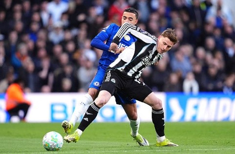 Hậu vệ phải: Malo Gusto – 6.3 điểm Gusto chỉ thi đấu 45 phút đầu tiên trước khi bị thay ra. Trong quãng thời gian trên sân, hậu vệ người Pháp dù chơi tròn vai trong việc ngăn chặn Harvey Barnes nhưng lại đóng góp rất hạn chế ở mặt trận tấn công, khiến hành lang cánh phải của Chelsea thiếu đi sự đột biến cần thiết.