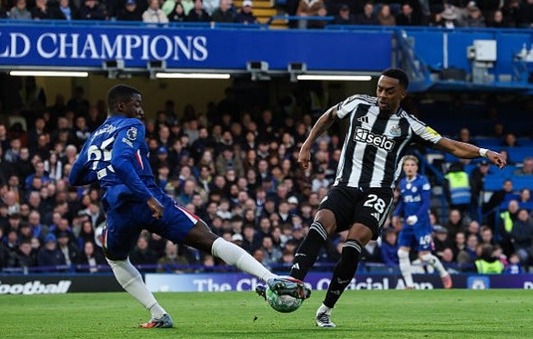 Tiền vệ trung tâm: Moises Caicedo – 6.2 điểm Một trận đấu khó khăn của ngôi sao người Ecuador. Caicedo hoạt động năng nổ nhưng không hiệu quả, anh sớm phải nhận thẻ vàng sau một pha vào bóng quyết liệt quá mức. Việc không thể kiểm soát tuyến giữa khiến Chelsea thường xuyên bị đối phương phản công vỗ mặt, dẫn đến việc anh bị thay ra ở phút 60.