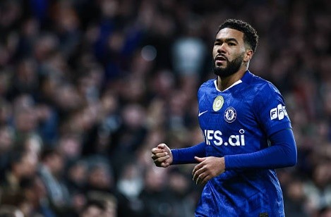 Tiền vệ trung tâm: Reece James – 6.5 điểm Được bố trí đá tiền vệ trung tâm trong hiệp một trước khi dạt về cánh phải quen thuộc, đội trưởng của Chelsea đã thể hiện tinh thần thi đấu nhiệt huyết. Anh có những quả tạt mang tính sát thương cao và suýt chút nữa đã trở thành người hùng với cú sút phạt dội cột dọc ở phút bù giờ. Tuy nhiên, anh cũng gặp may khi không bị thổi phạt đền sau tình huống vật ngã Malick Thiaw trong vòng cấm.