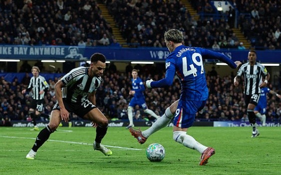 Tiền đạo cánh trái: Alejandro Garnacho – 6.5 điểm Cầu thủ trẻ này đã tạo ra một cuộc đối đầu thú vị với Livramento bên hành lang cánh. Garnacho rất tích cực đi bóng và nỗ lực tạo đột biến, nhưng sự thiếu chính xác trong những nhịp xử lý cuối cùng hoặc các đường chuyền quyết định đã khiến các đợt tấn công của Chelsea thường xuyên rơi vào ngõ cụt.