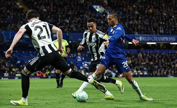 Tiền đạo cắm: Joao Pedro – 6.7 điểm Dù nhận được nhiều kỳ vọng với phong độ ghi bàn ấn tượng từ đầu mùa, Joao Pedro lại có một trận đấu hoàn toàn 