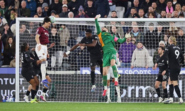 Gianluigi Donnarumma – 6.3 điểm: Hoàn toàn mất tích trong tình huống Mavropanos ghi bàn gỡ hòa. Một pha xử lý thực sự tồi tệ của thủ môn người Ý và điều đó đã khiến đội bóng của anh phải trả giá đắt.