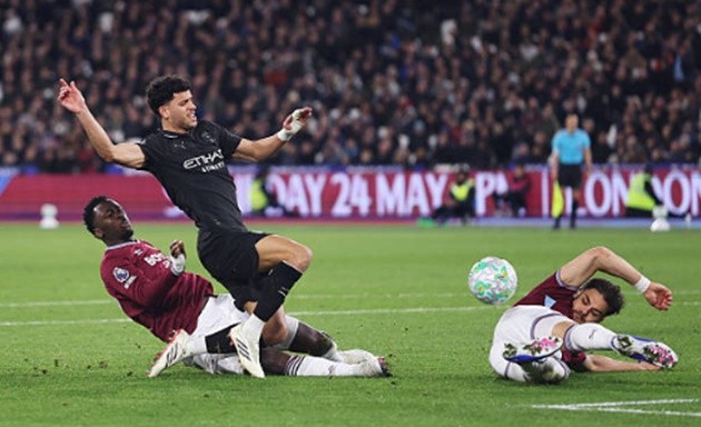 Matheus Nunes – 6.8 điểm: Lên công về thủ nhịp nhàng ở hành lang cánh mỗi khi bóng hướng về phía anh. Tuy nhiên, khả năng di chuyển khi không có bóng của Nunes lại không thực sự mạnh mẽ.