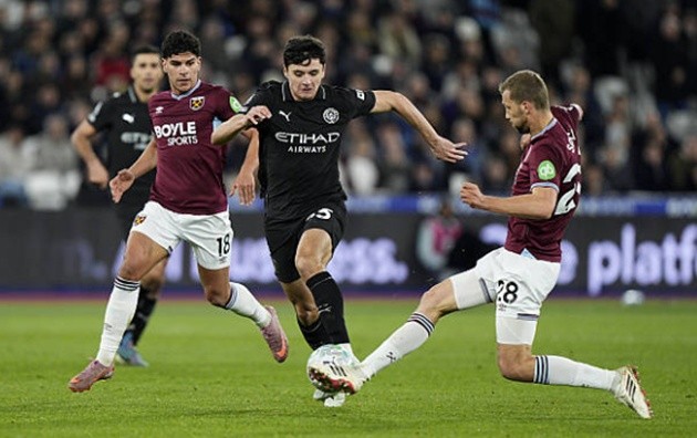 Abdukodir Khusanov – 6.9 điểm: Cần cải thiện sự ổn định trong khâu luân chuyển bóng, nhưng bù lại, anh hiếm khi để thua trong các tình huống tranh chấp tay đôi.